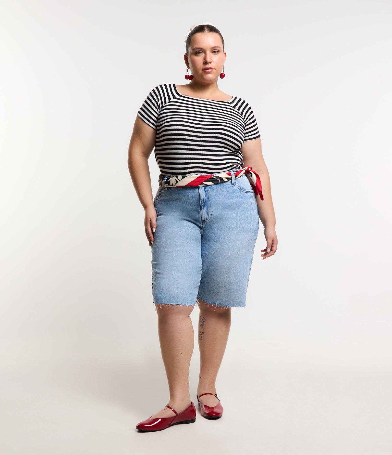 Bermuda Jeans Marmorizado e Barra Cortada Curve & Plus Size Azul 1