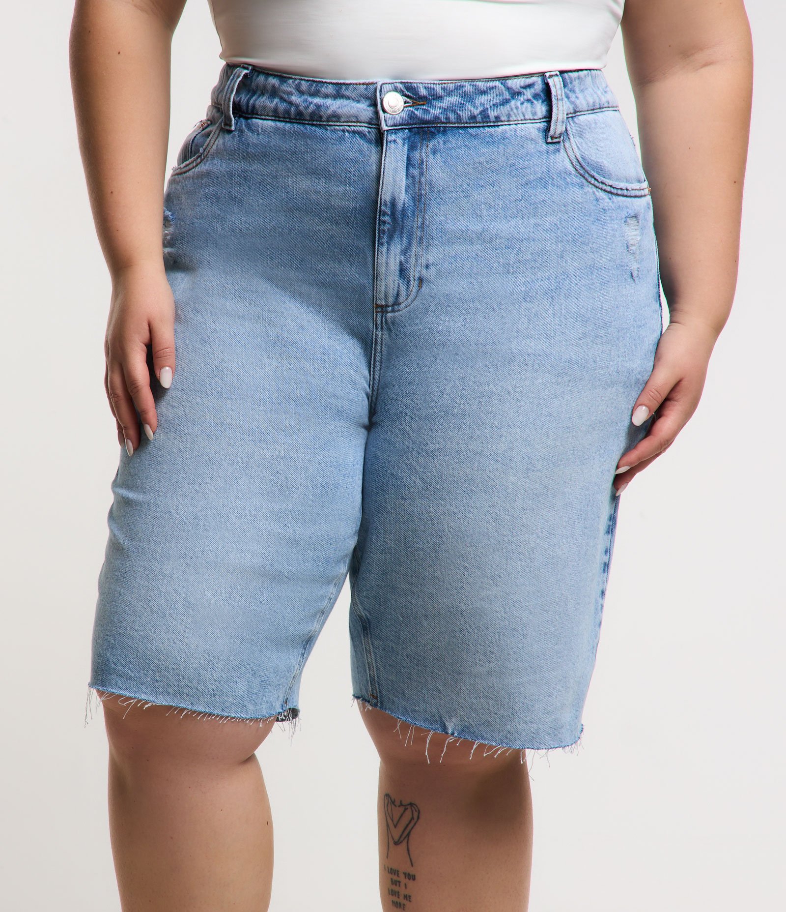 Bermuda Jeans Marmorizado e Barra Cortada Curve & Plus Size Azul 2