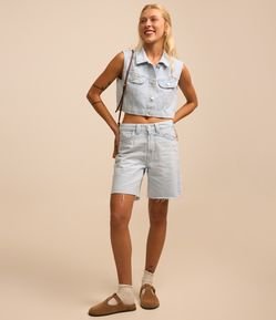 Bermuda em Jeans Delavê com Barra a Fio