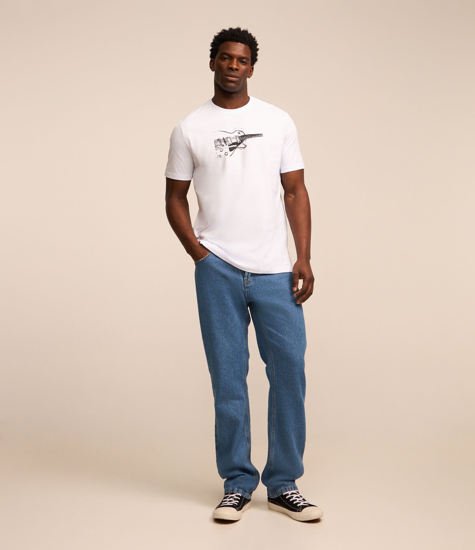 Camiseta Comfort em Meia Malha com Estampa Guitar Drawing Branco Neve 2