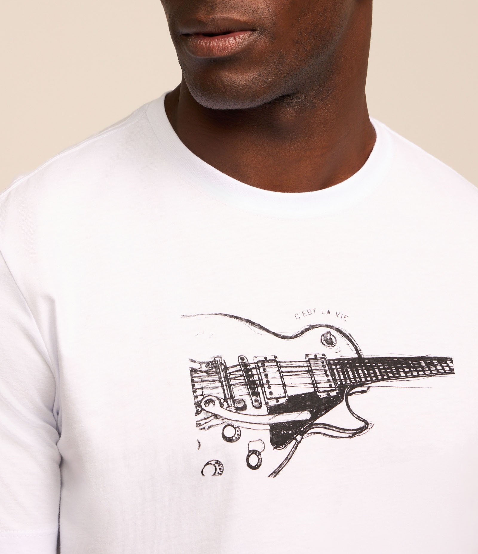 Camiseta Comfort em Meia Malha com Estampa Guitar Drawing Branco Neve 3