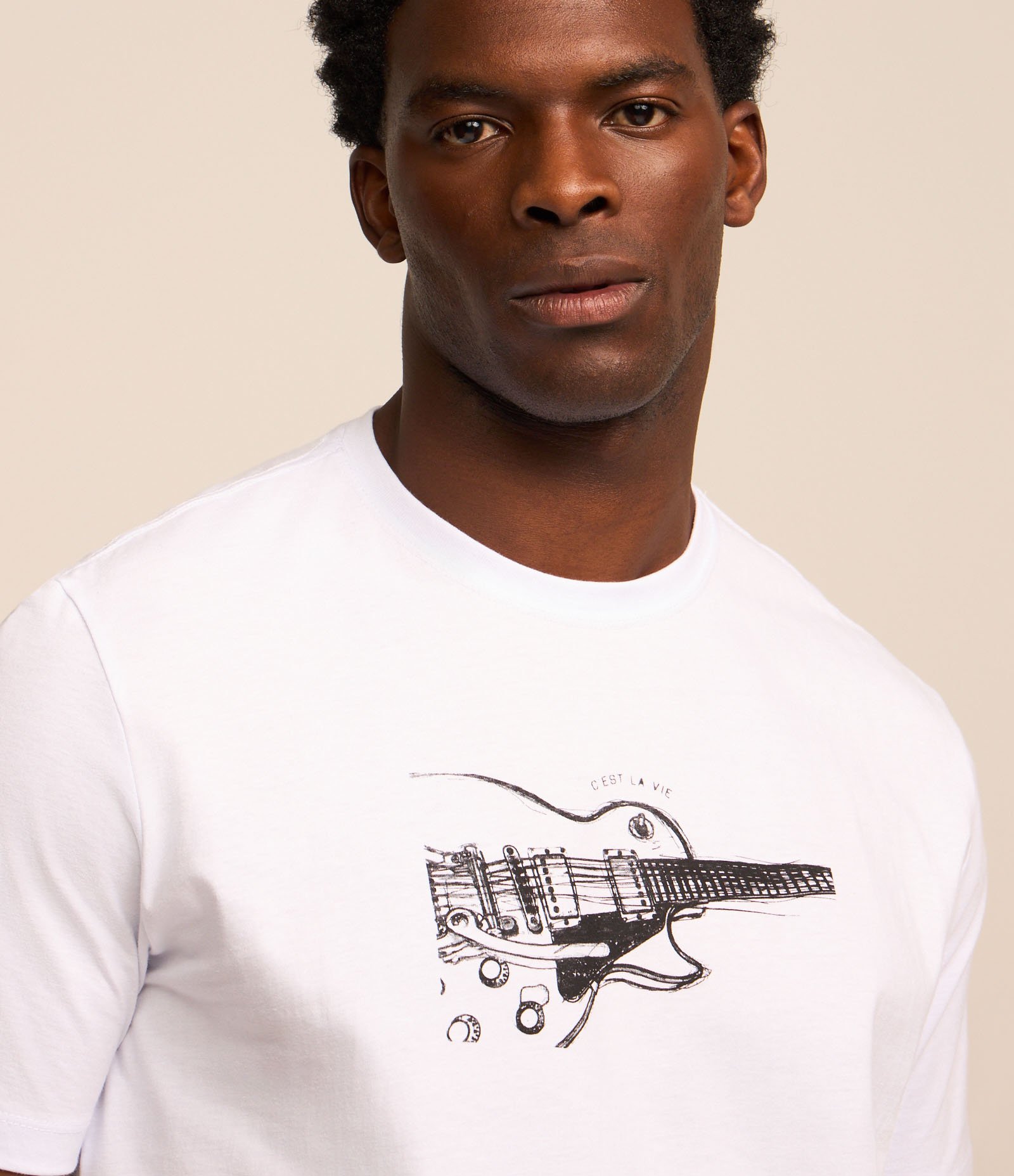 Camiseta Comfort em Meia Malha com Estampa Guitar Drawing Branco Neve 4