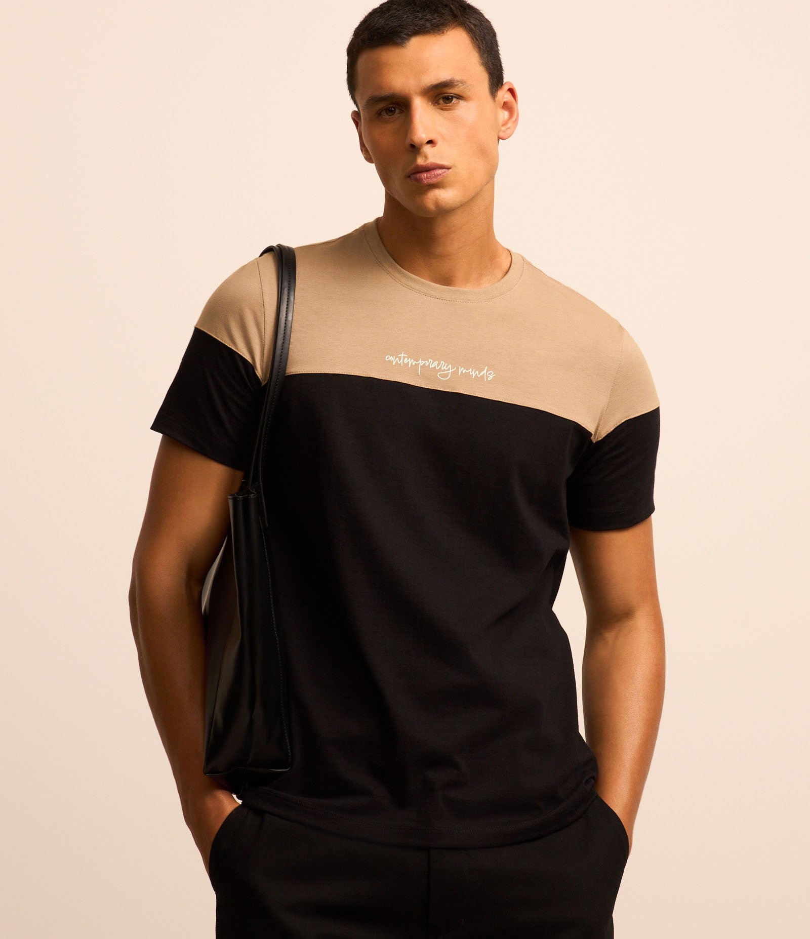 Camiseta Slim em Algodão com Estampa Letting e Bloco de Cores Preto e Marrom 1