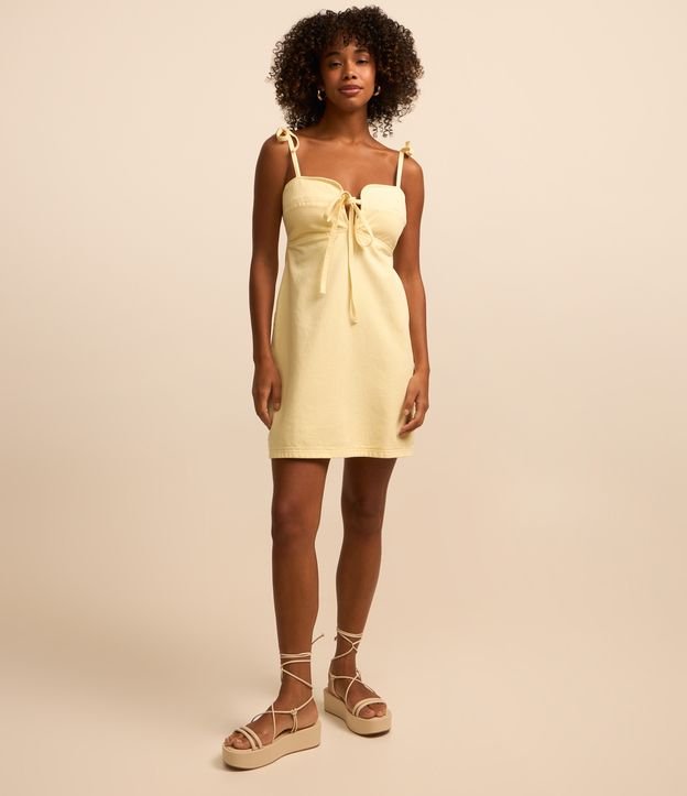 Vestido Curto em  Sarja com Decote e Alças com Lacinho