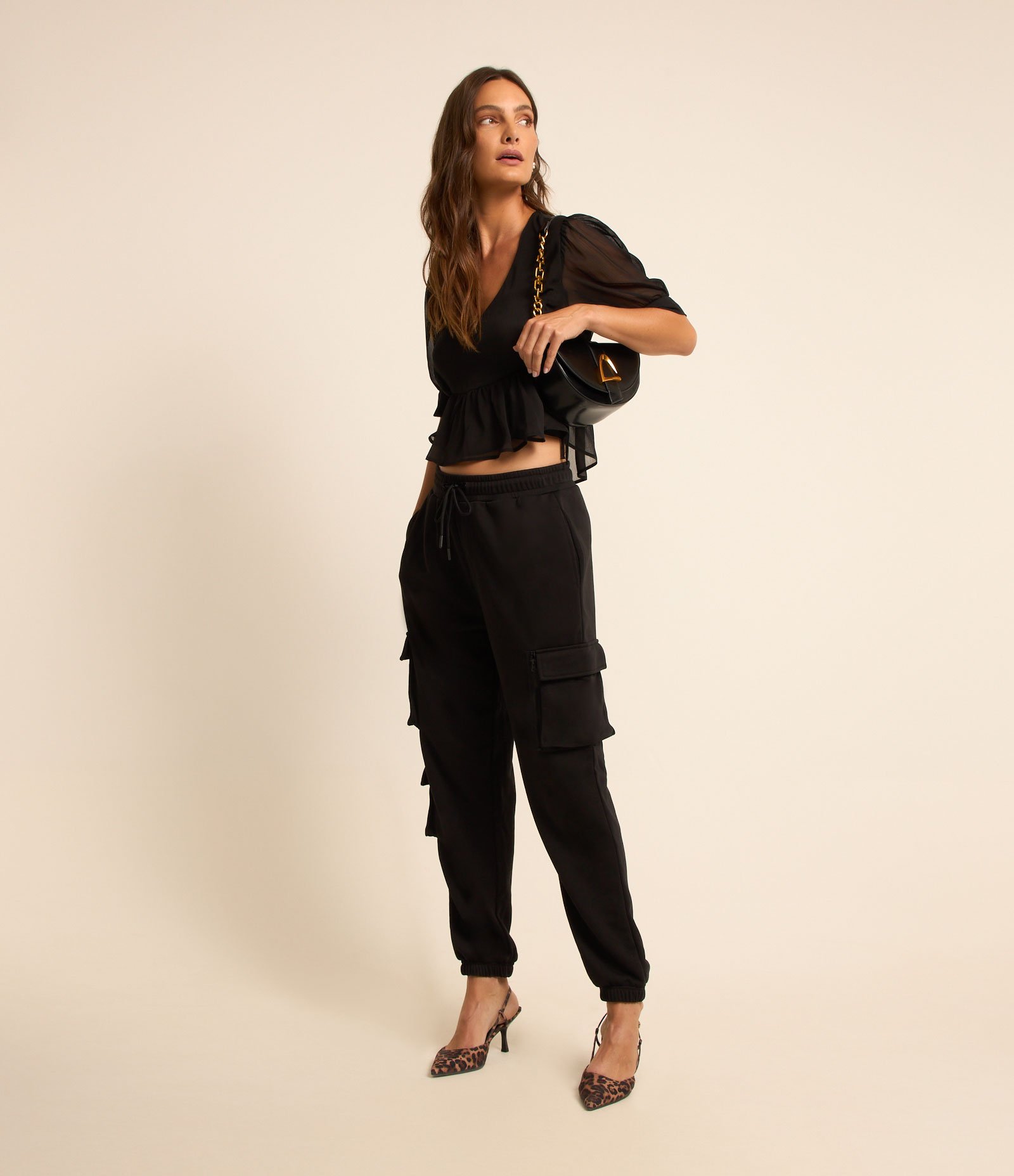 Blusa em Chiffon com Decote V com Recorte e Amarração na Cintura Preto 2