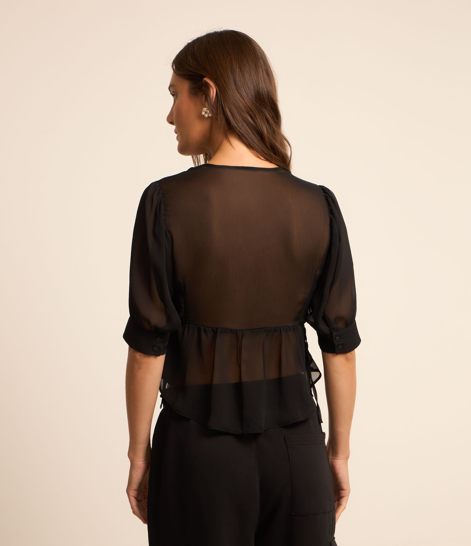 Blusa em Chiffon com Decote V com Recorte e Amarração na Cintura Preto 3