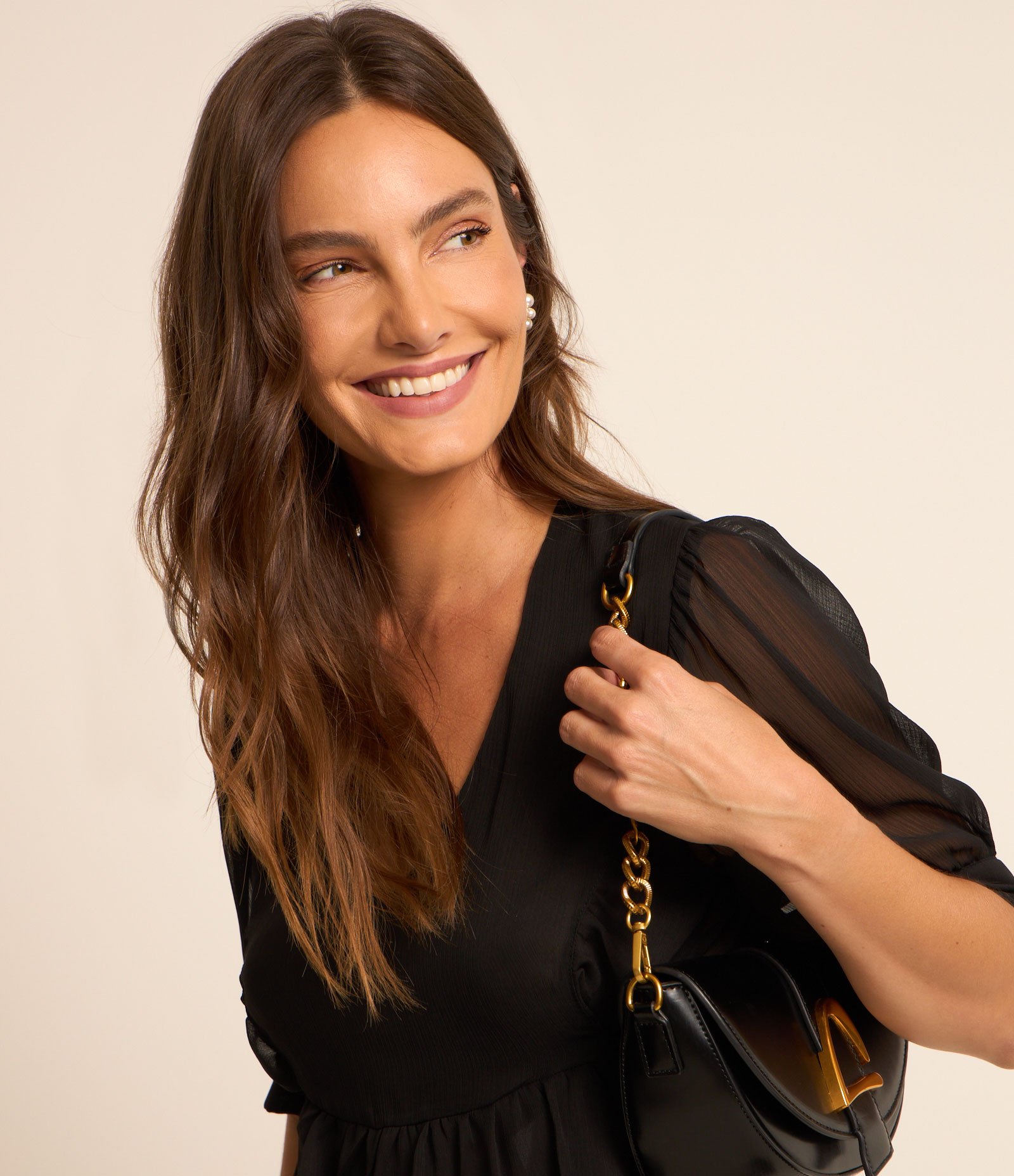 Blusa em Chiffon com Decote V com Recorte e Amarração na Cintura Preto 4
