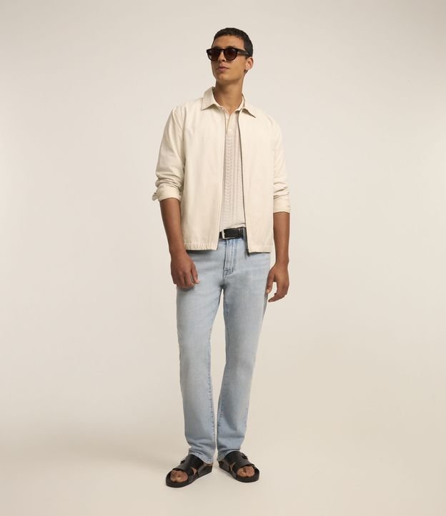 Calça Reta em Jeans Denim com Puídos nos Bolsos e Lavagem