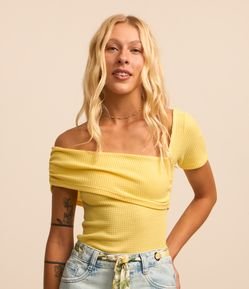 Blusa com Ombro Só Pala Assimétrica Texturizada