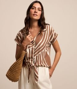 Camisa em Viscose com Amarração e Estampa Abstrata