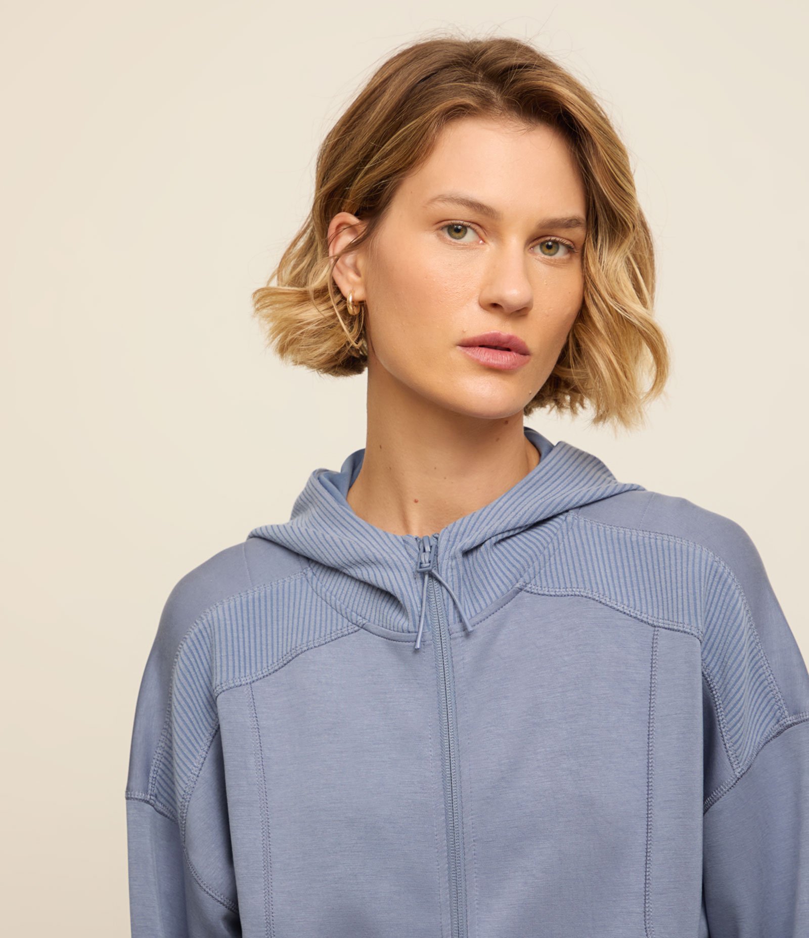 Jaqueta Esportiva em Modal com Capuz e Bolsos Azul 4