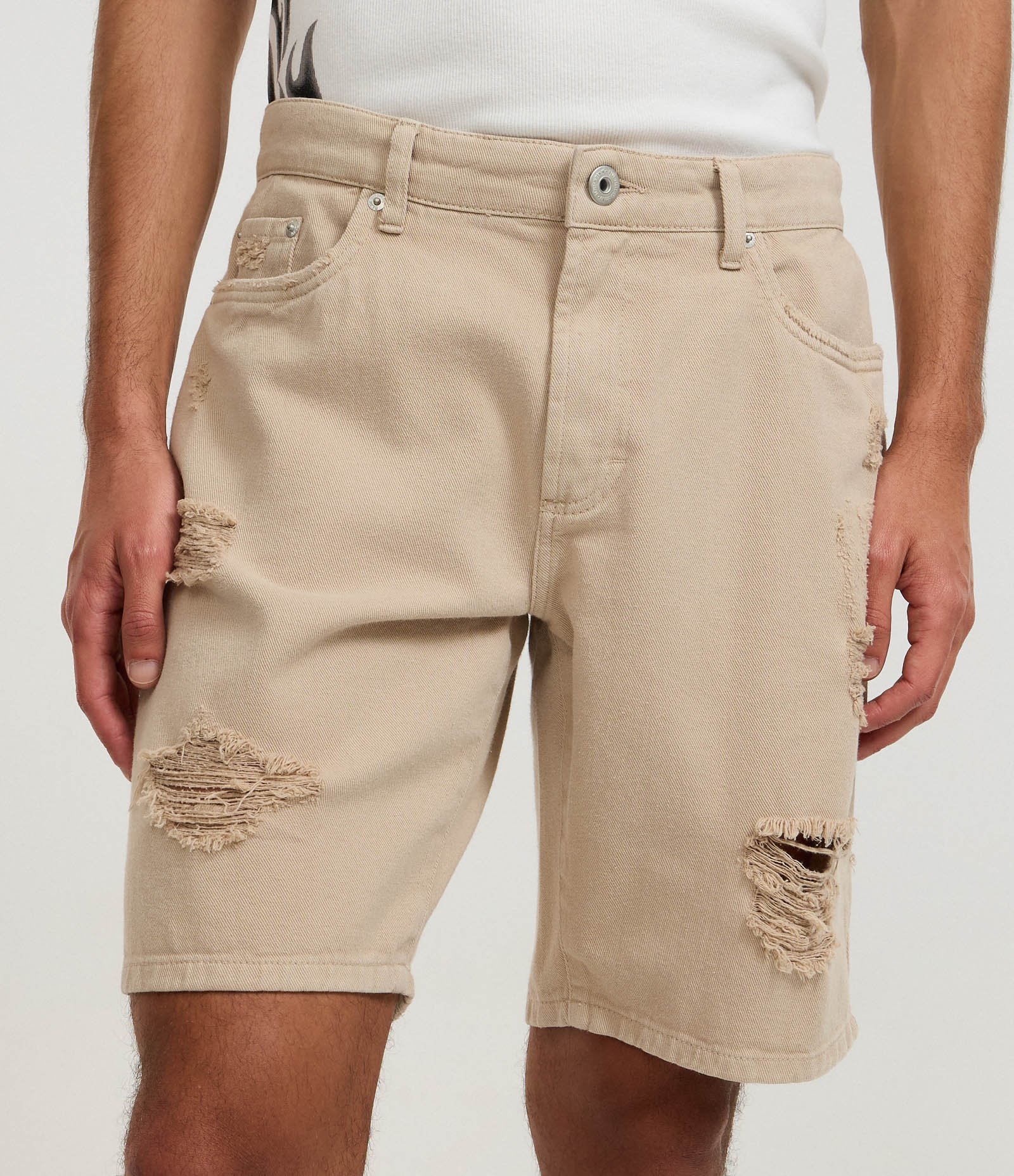 Bermuda Slim Destroyed com Puídos e Bolso Bege 2