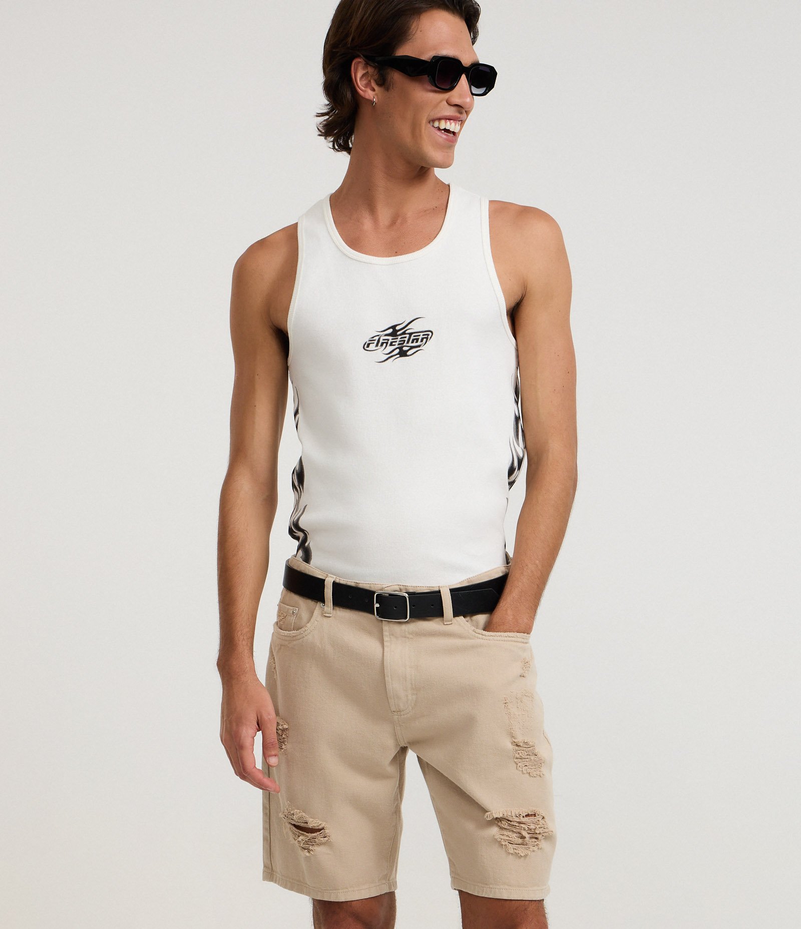 Bermuda Slim Destroyed com Puídos e Bolso Bege 3