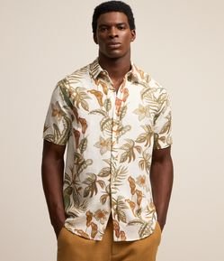 Camisa Comfort em Voil com Estampa de Folhagem