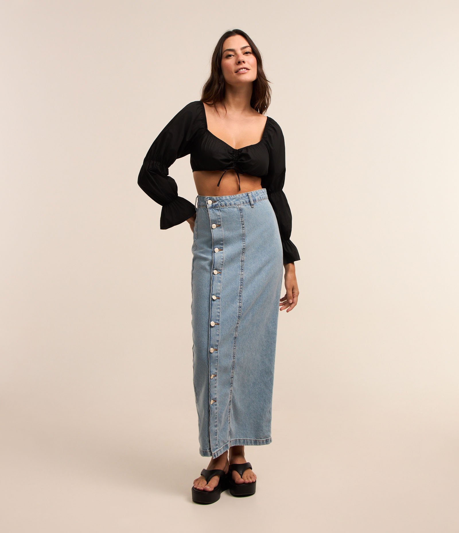 Blusa Cropped em Tricoline e Babados nos Punhos em Sino Preto 2