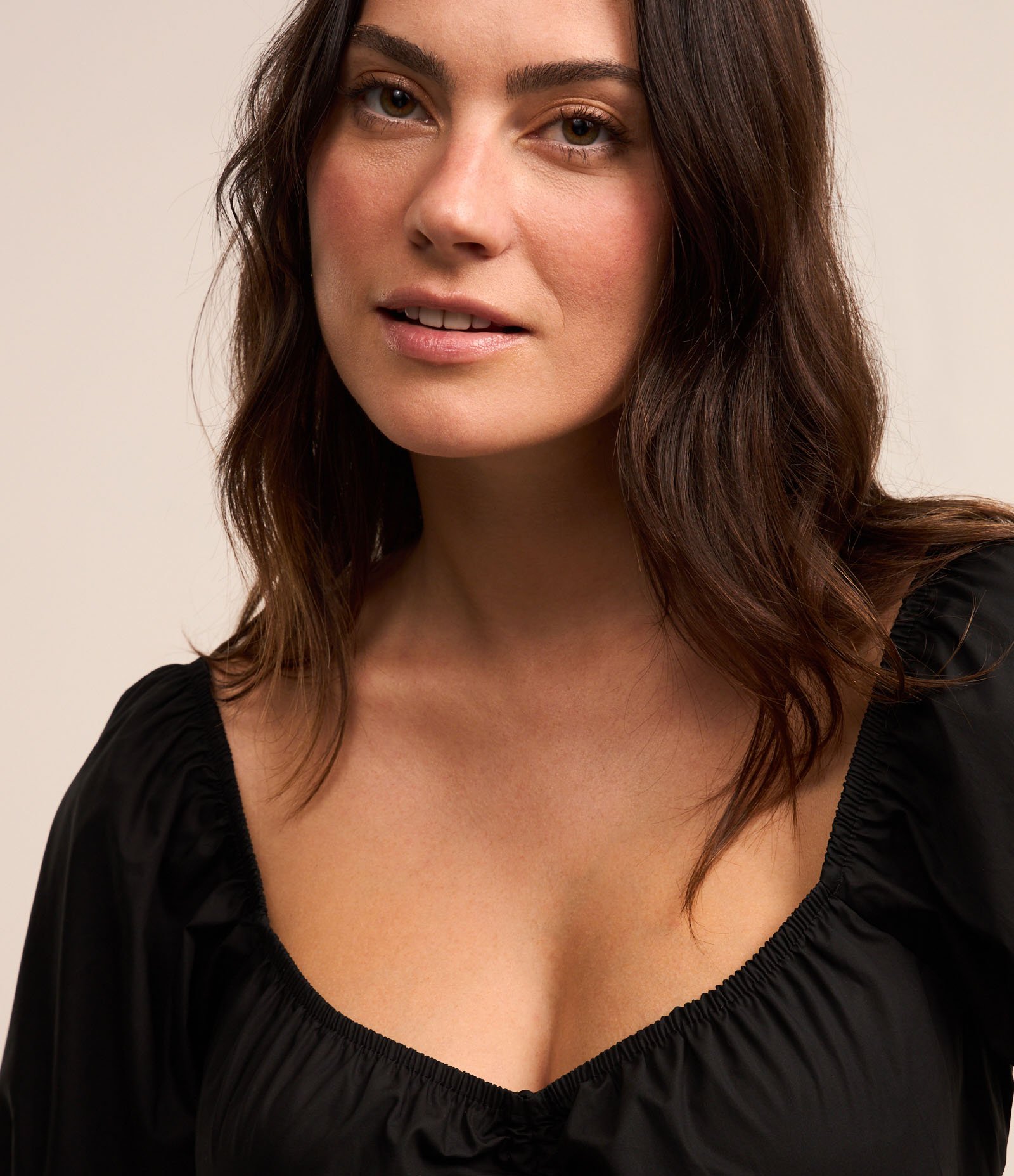 Blusa Cropped em Tricoline e Babados nos Punhos em Sino Preto 4