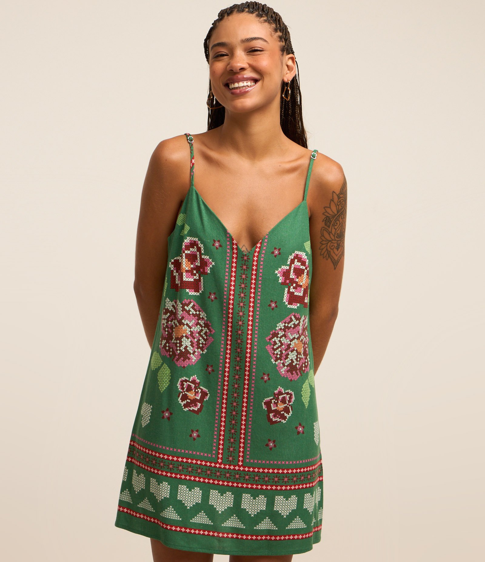 Vestido Curto em Viscolinho com Decote V Alça Fina e Estampa Floral Verde 1