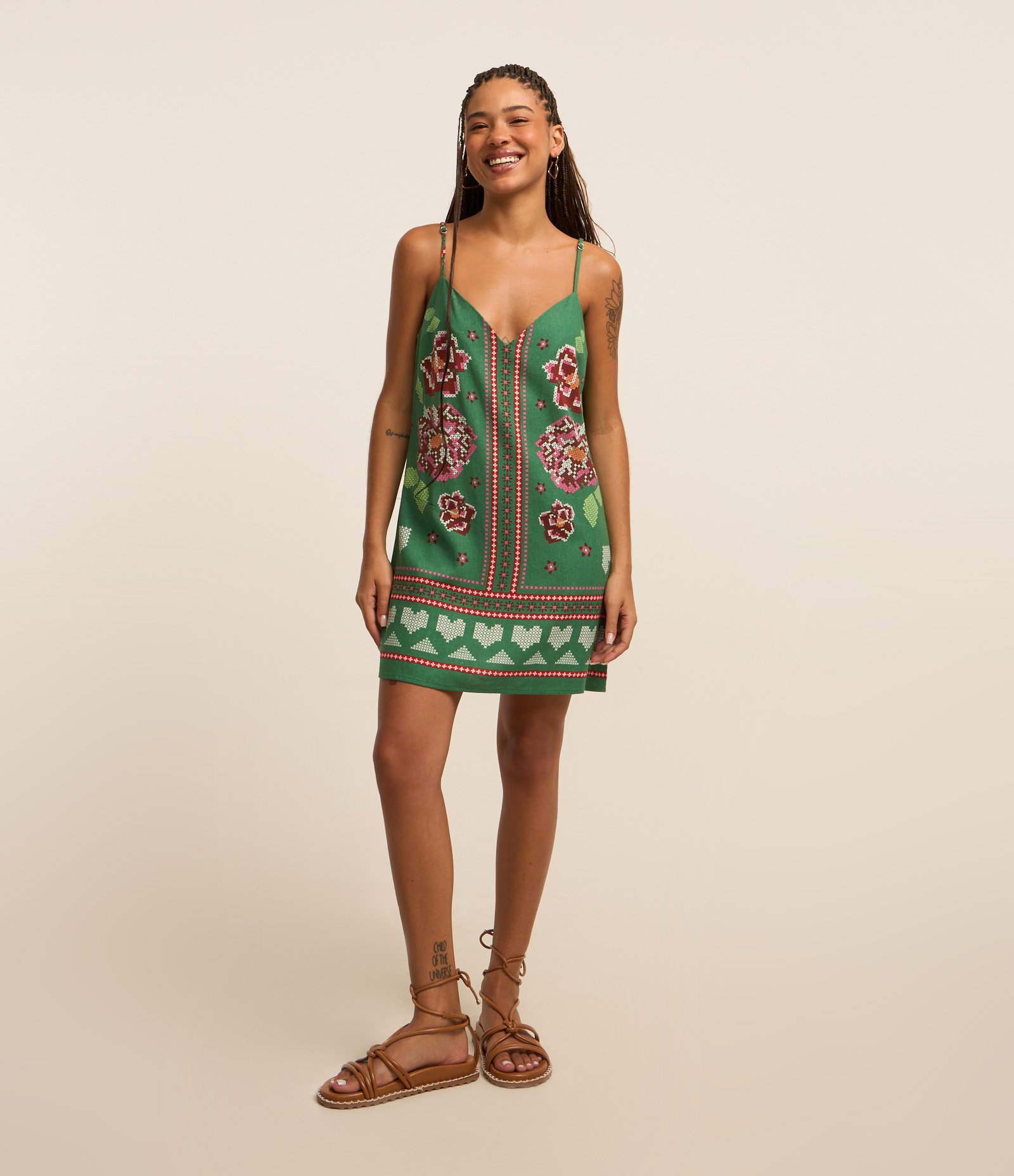 Vestido Curto em Viscolinho com Decote V Alça Fina e Estampa Floral Verde 2