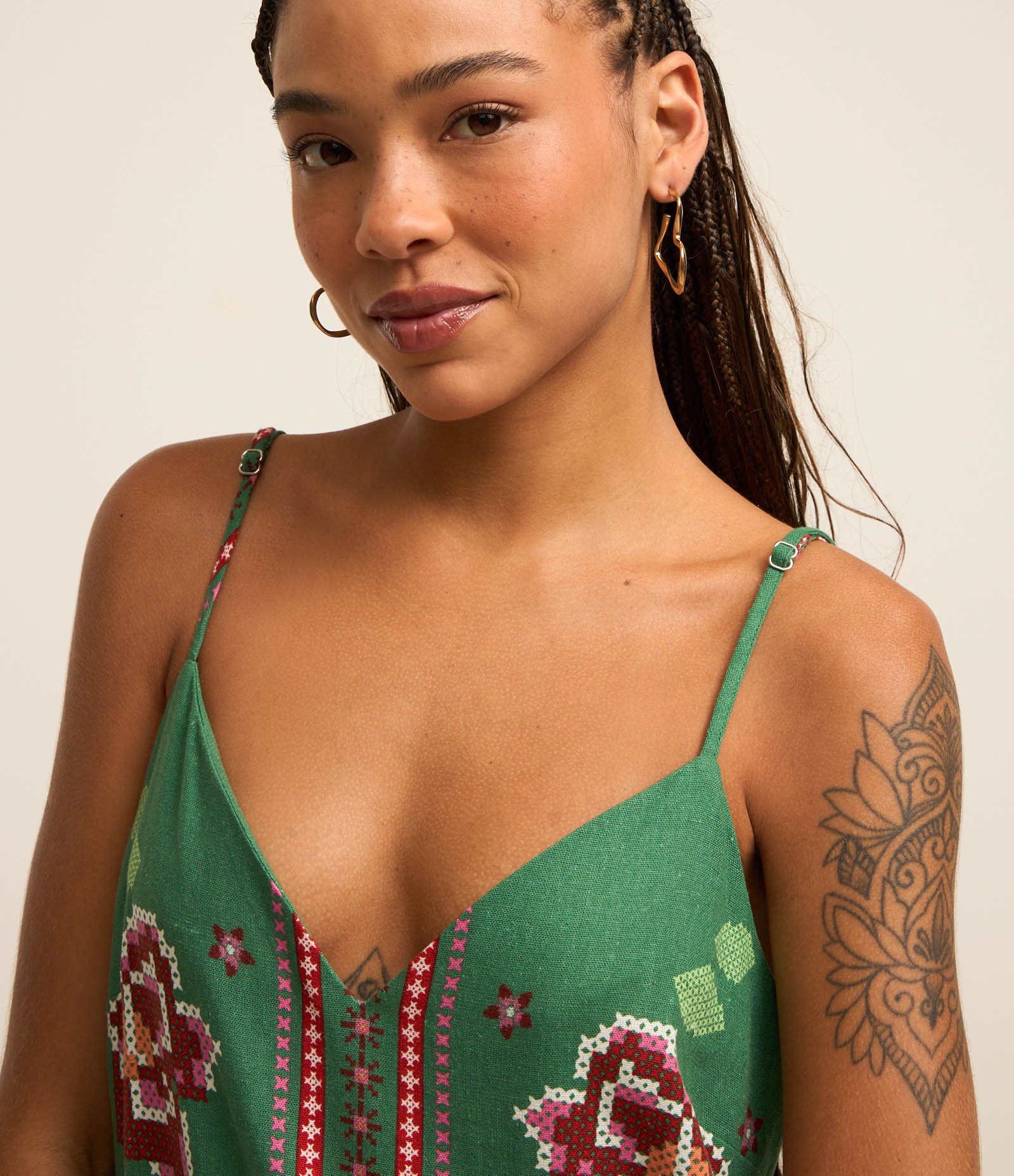 Vestido Curto em Viscolinho com Decote V Alça Fina e Estampa Floral Verde 3