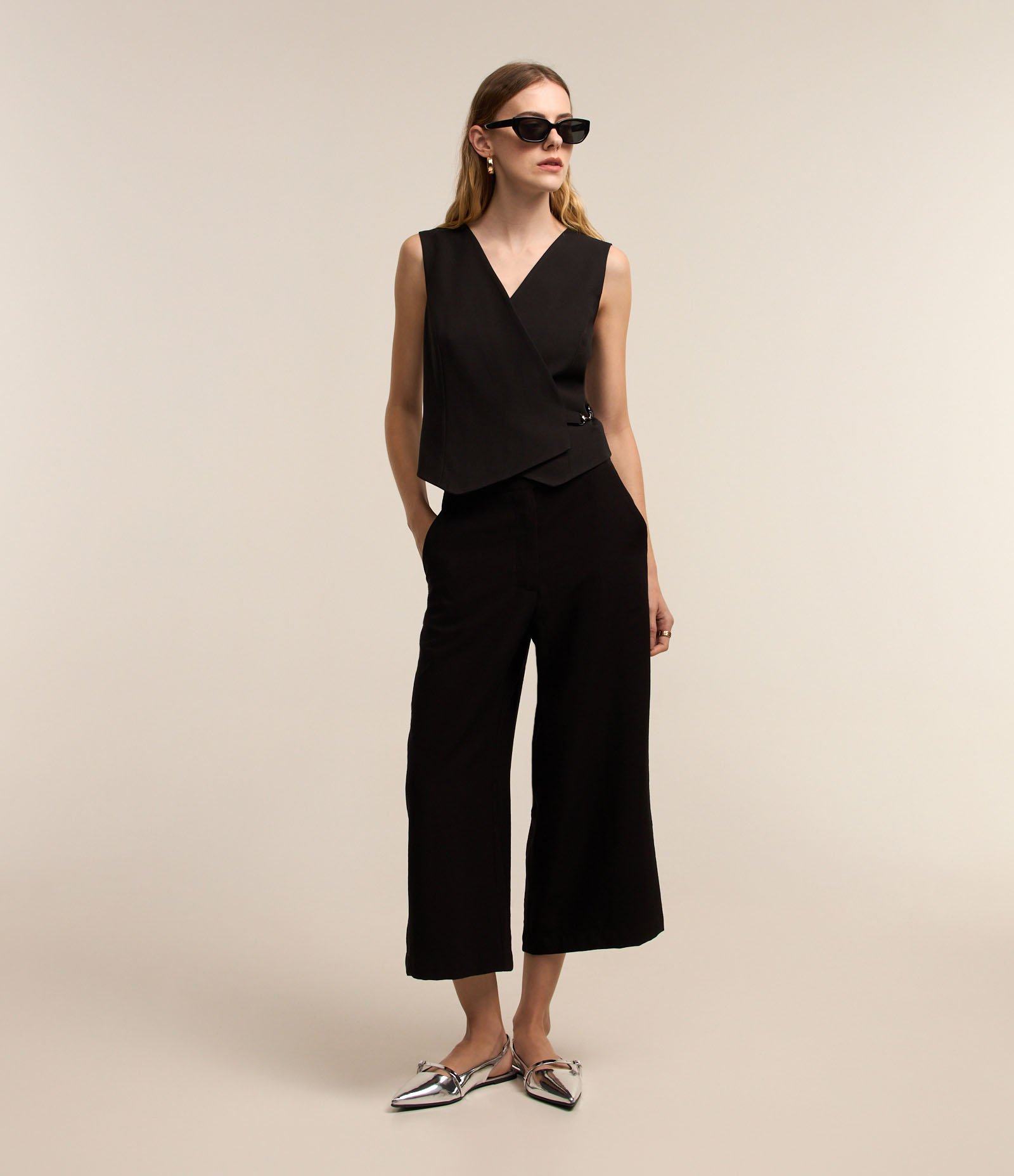 Calça Capri Alfaiatada com Fechamento no Cós Preto 1