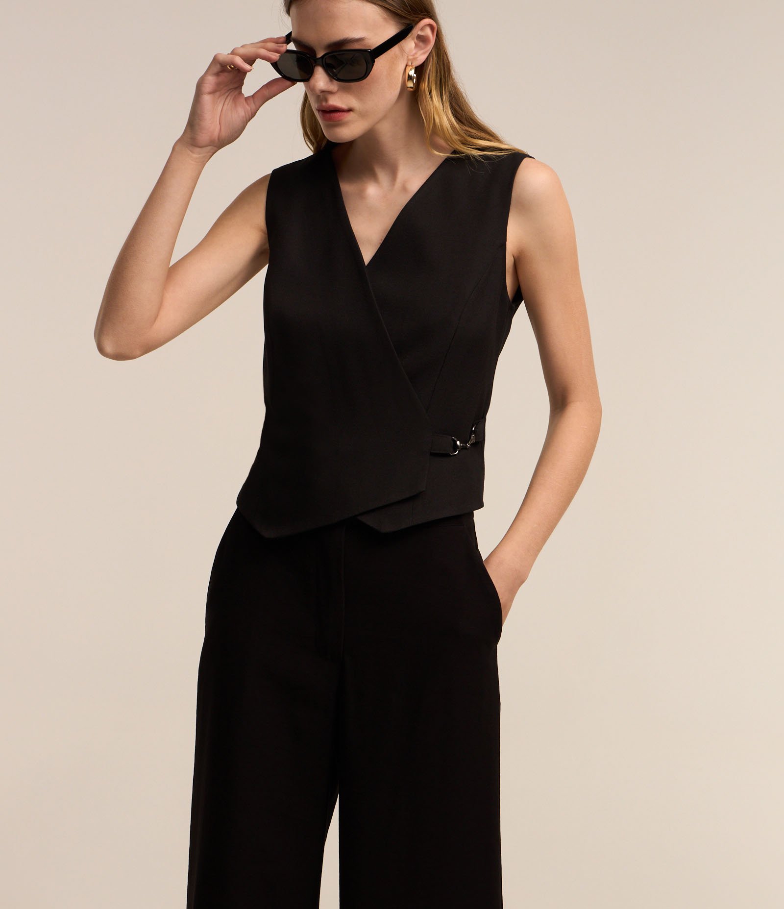 Calça Capri Alfaiatada com Fechamento no Cós Preto 2