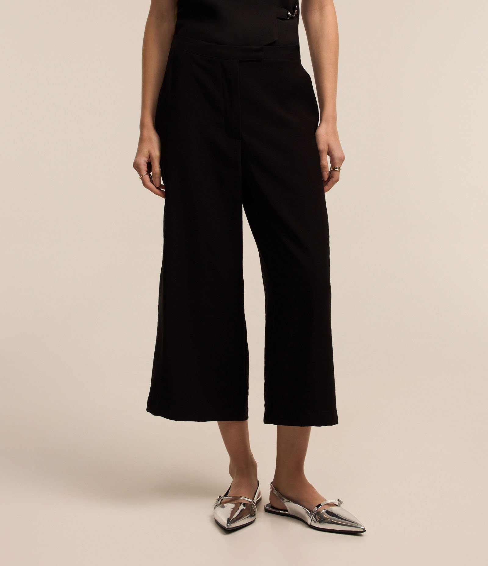 Calça Capri Alfaiatada com Fechamento no Cós Preto 3