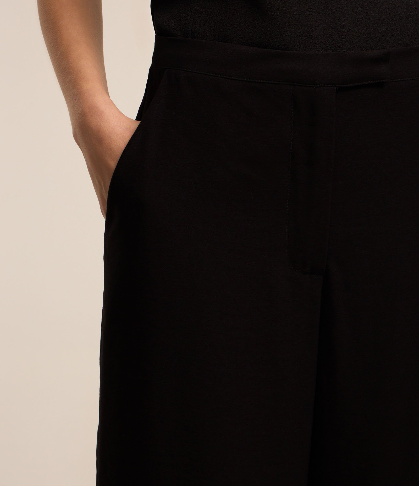 Calça Capri Alfaiatada com Fechamento no Cós Preto 4