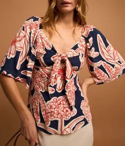 Blusa em Viscolinho com Nó de Decote e Folhagens Estampadas