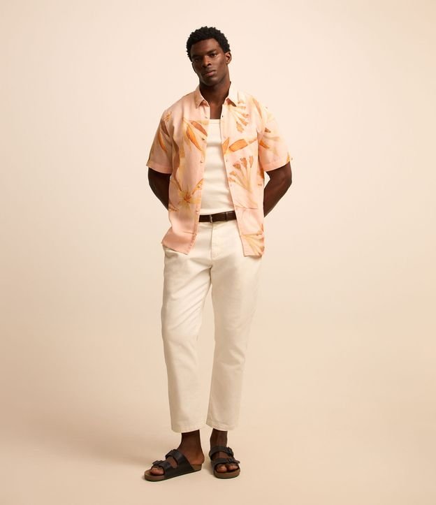 Camisa Regular em Voil com Estampa de Folhagem