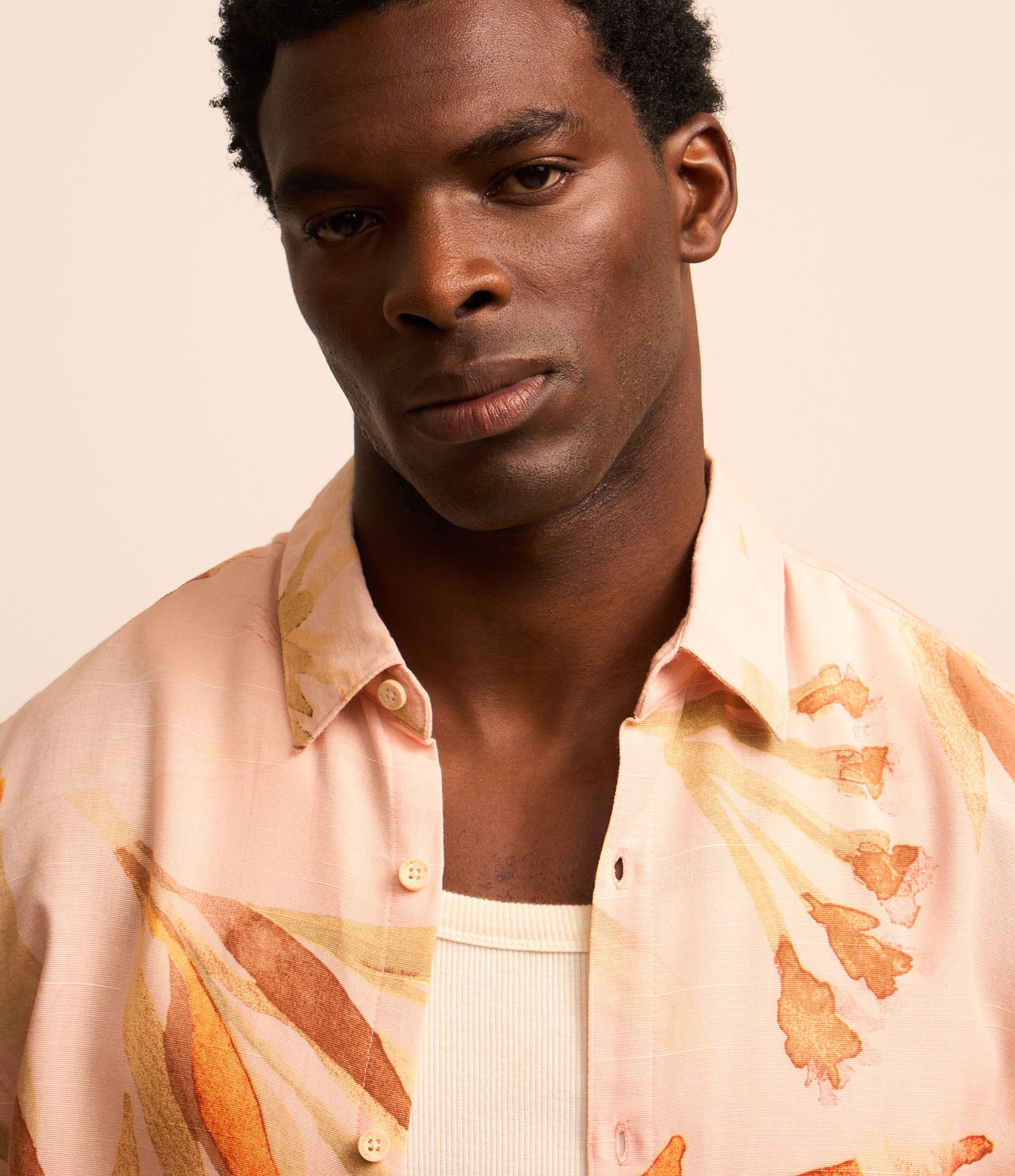 Camisa Regular em Voil com Estampa de Folhagem Salmão 4