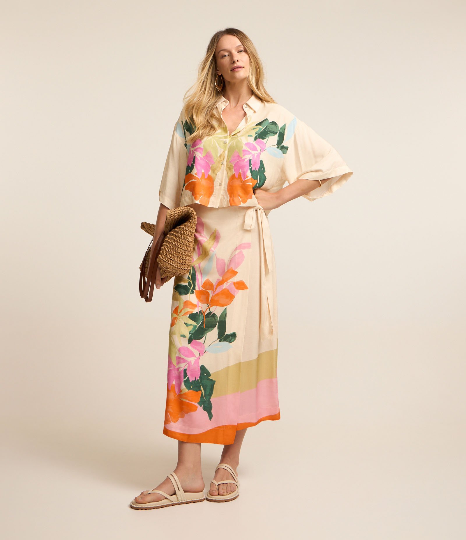 Blusa em Viscose com Decote Colarinho e Estampa Floral Bege 2
