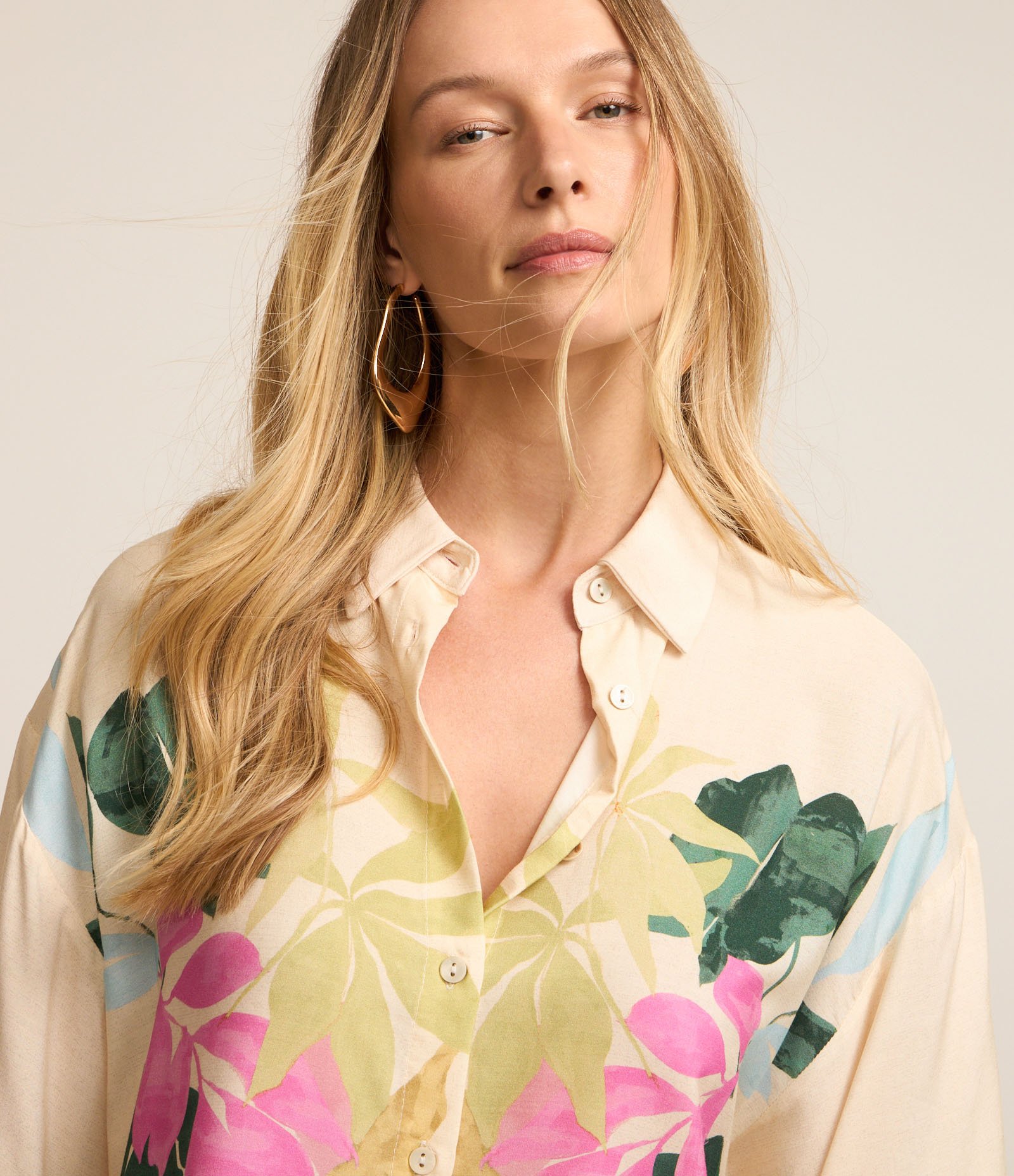 Blusa em Viscose com Decote Colarinho e Estampa Floral Bege 3