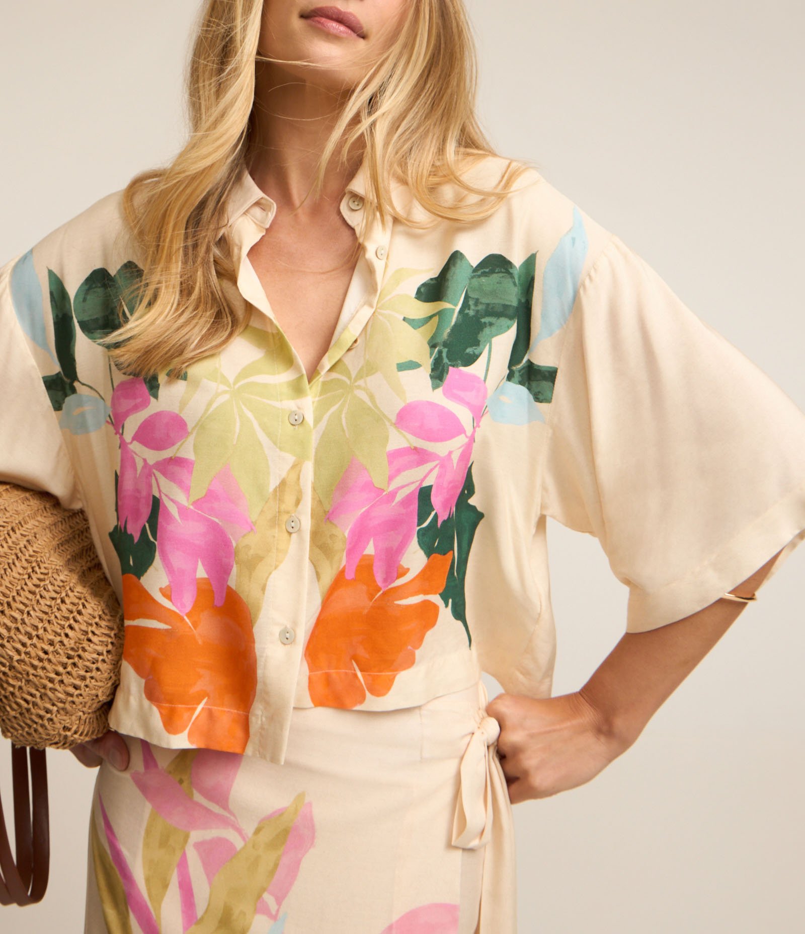 Blusa em Viscose com Decote Colarinho e Estampa Floral Bege 4