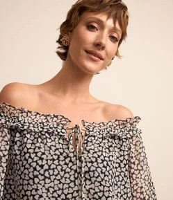 Blusa Texturizada em Chiffon com Babado e Estampa Corações