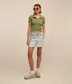 Saia Curta em Jeans com Dois Botões e Bolsos