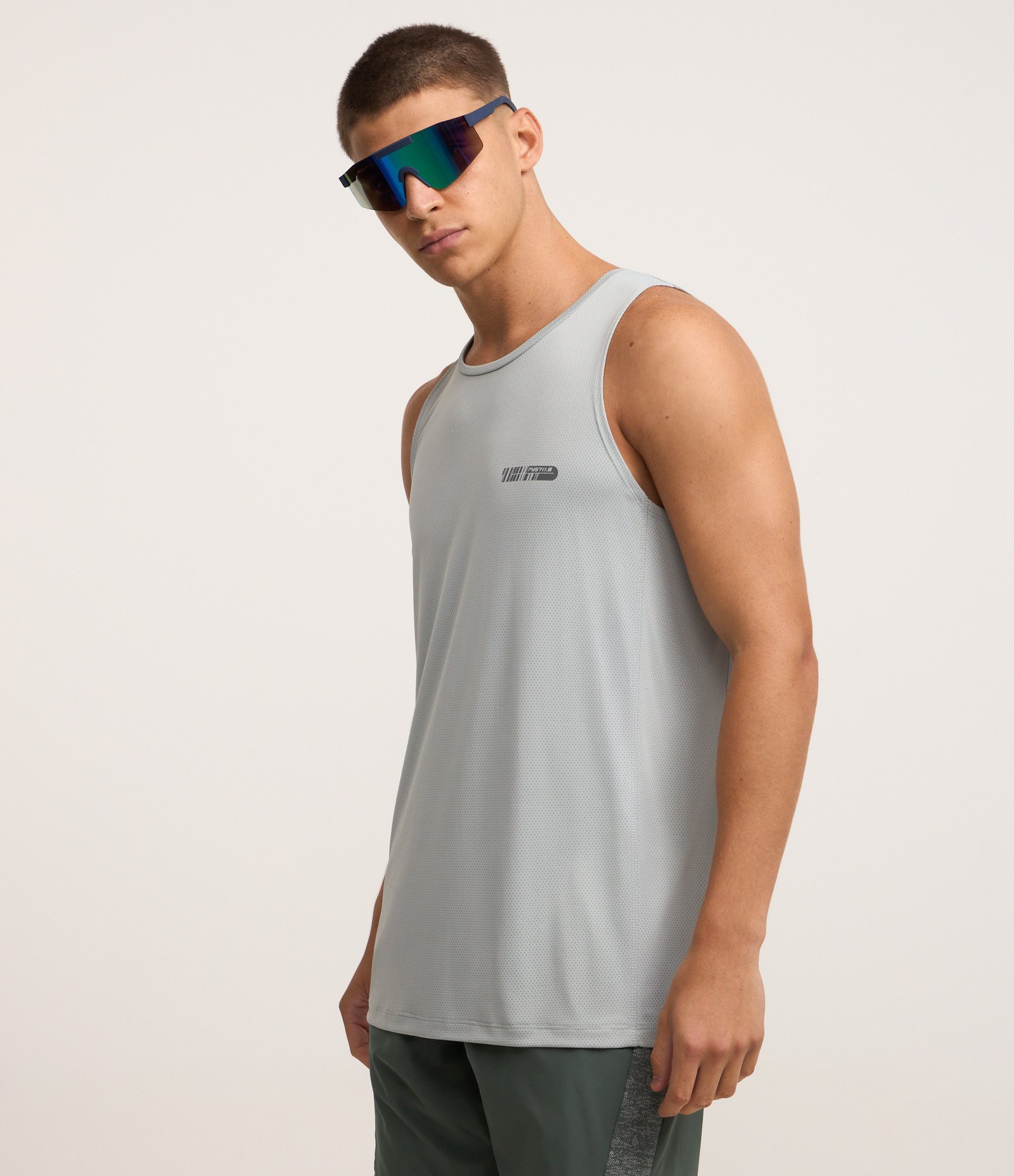 Regata Esportiva em Tecnologia Dry com Estampa Lettering Refletiva Cinza 1