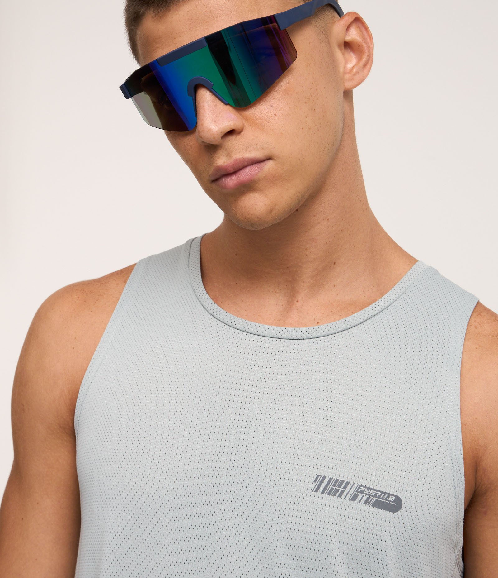 Regata Esportiva em Tecnologia Dry com Estampa Lettering Refletiva Cinza 3