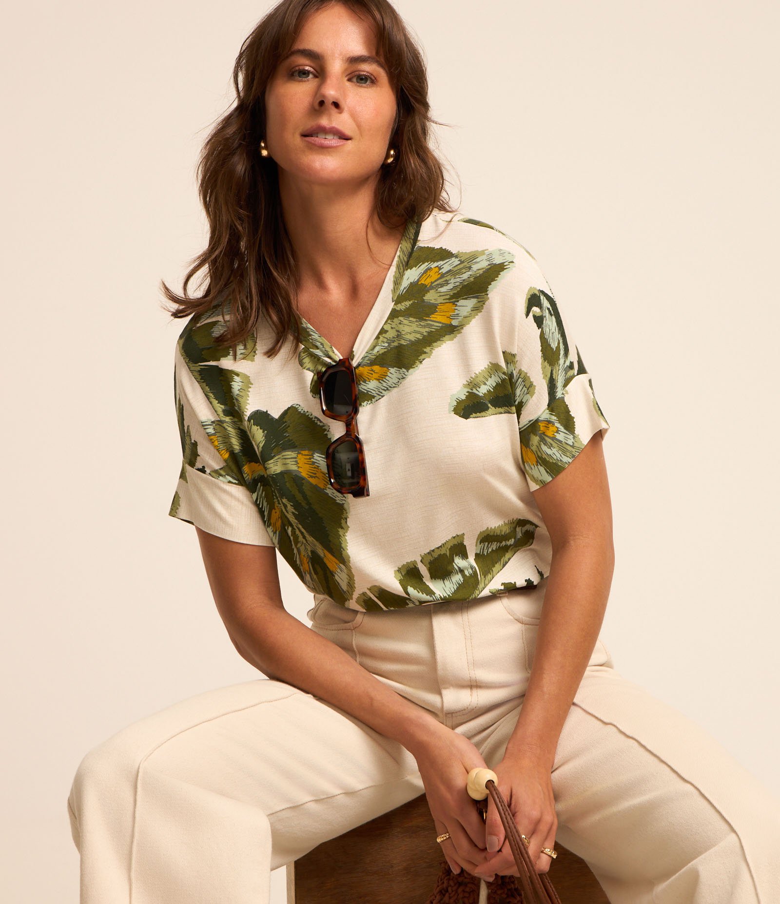 Blusa em Viscose com Manga Recortada e Folhagens Estampas Verde/Branco 1