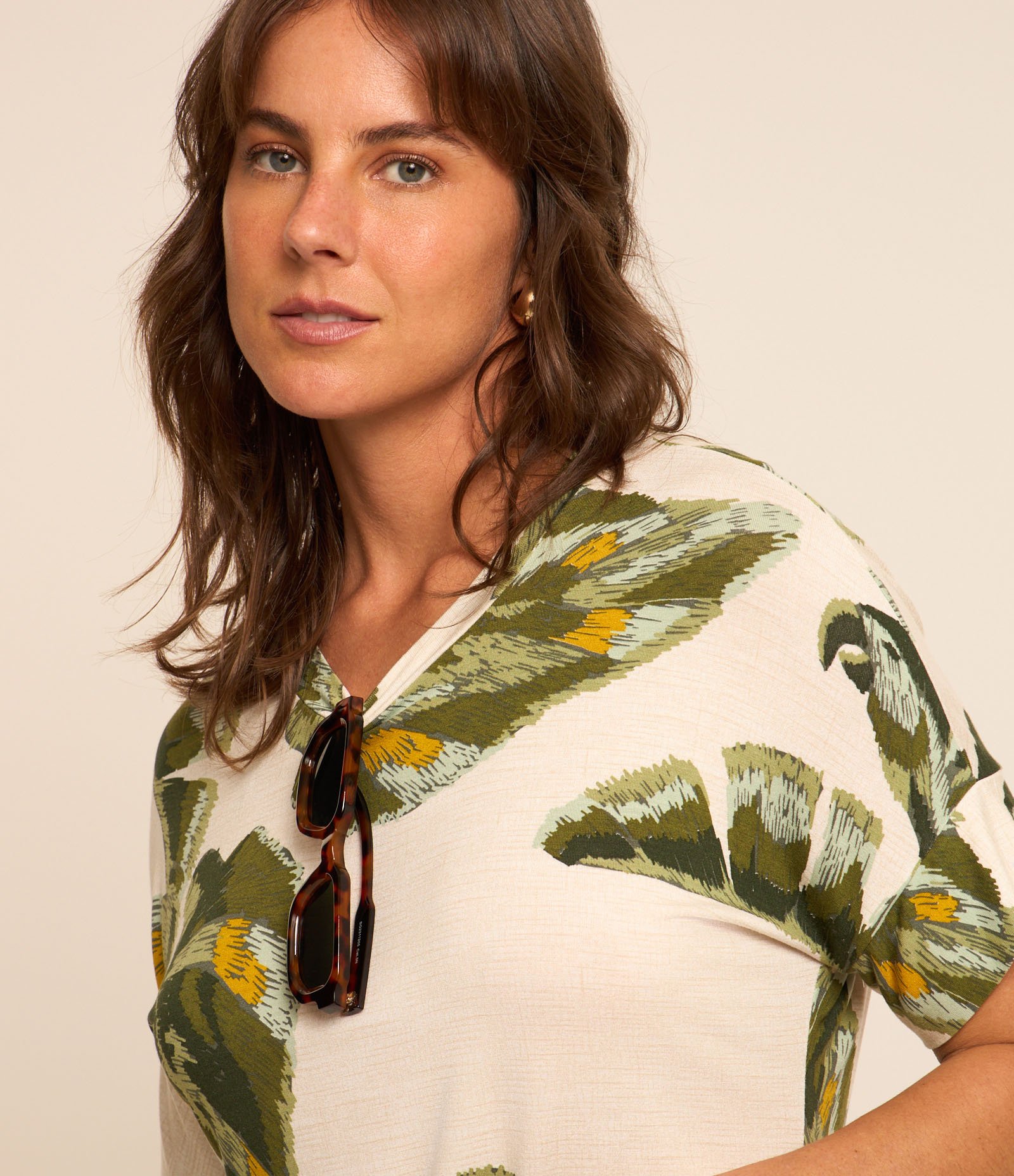 Blusa em Viscose com Manga Recortada e Folhagens Estampas Verde/Branco 2