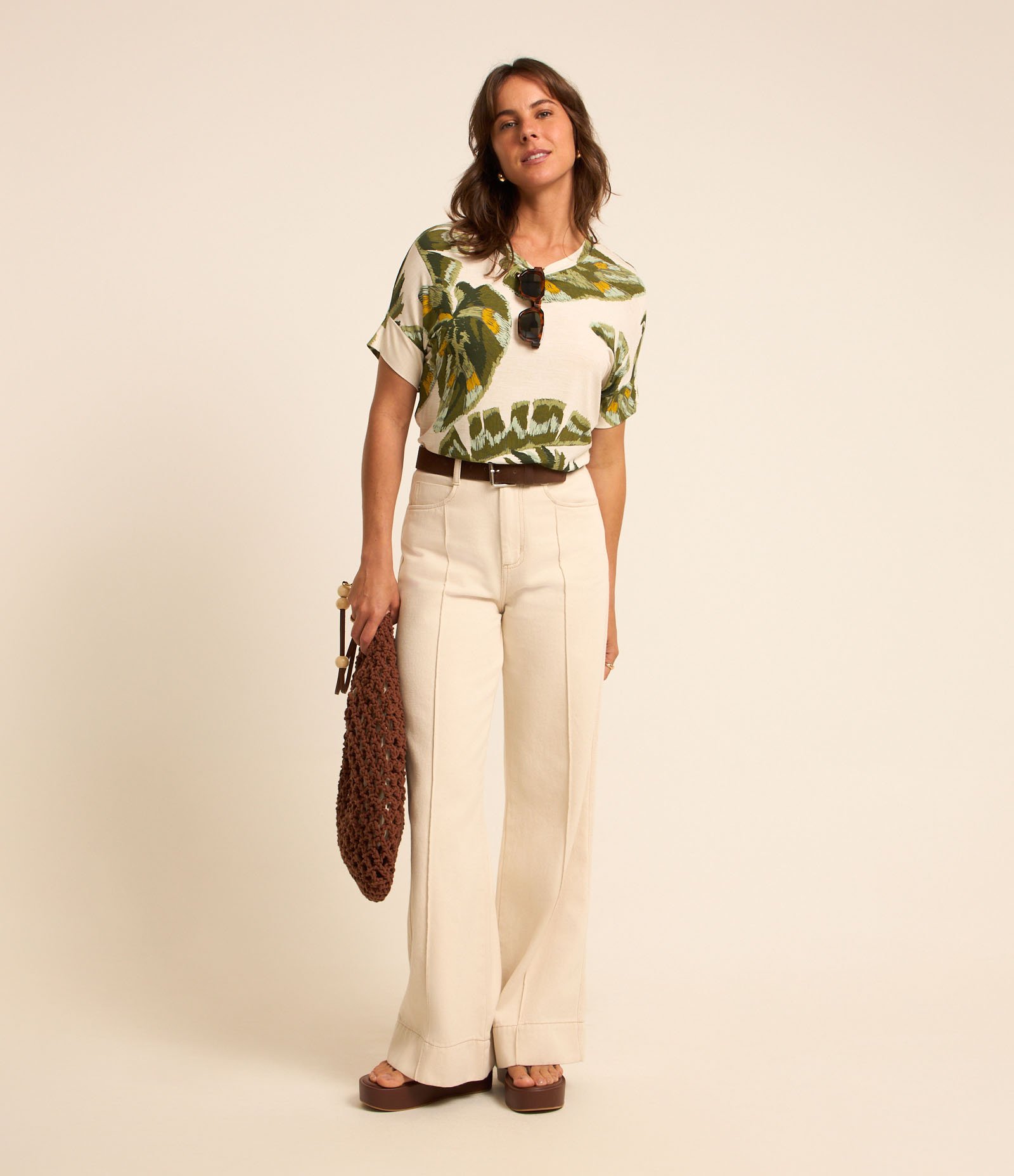 Blusa em Viscose com Manga Recortada e Folhagens Estampas Verde/Branco 3
