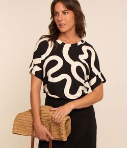 Blusa em Viscose com Estampa Abstrata e Gola Redonda