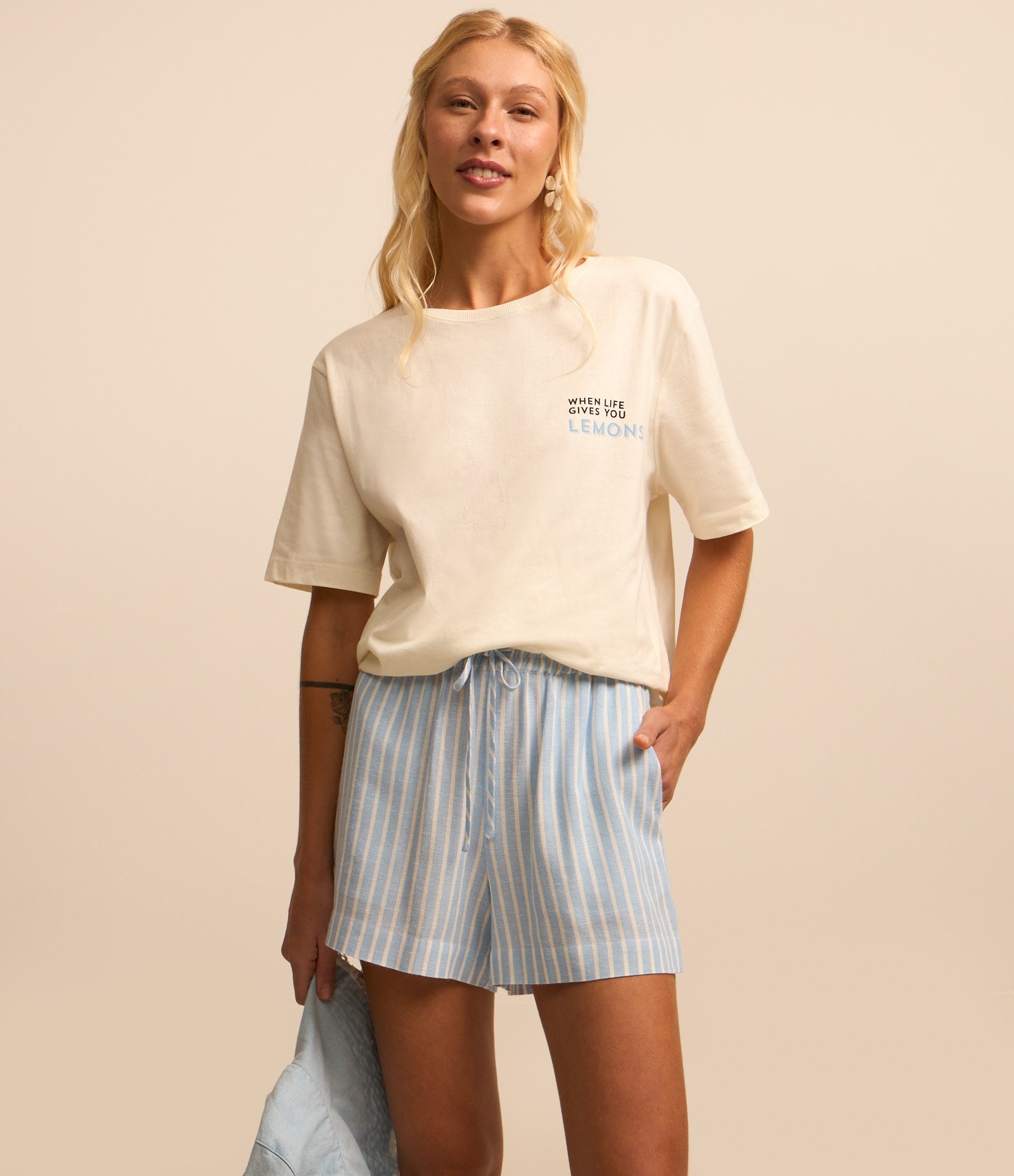 Short Curto em Viscose e Linho com Amarração e Listras Azul 2