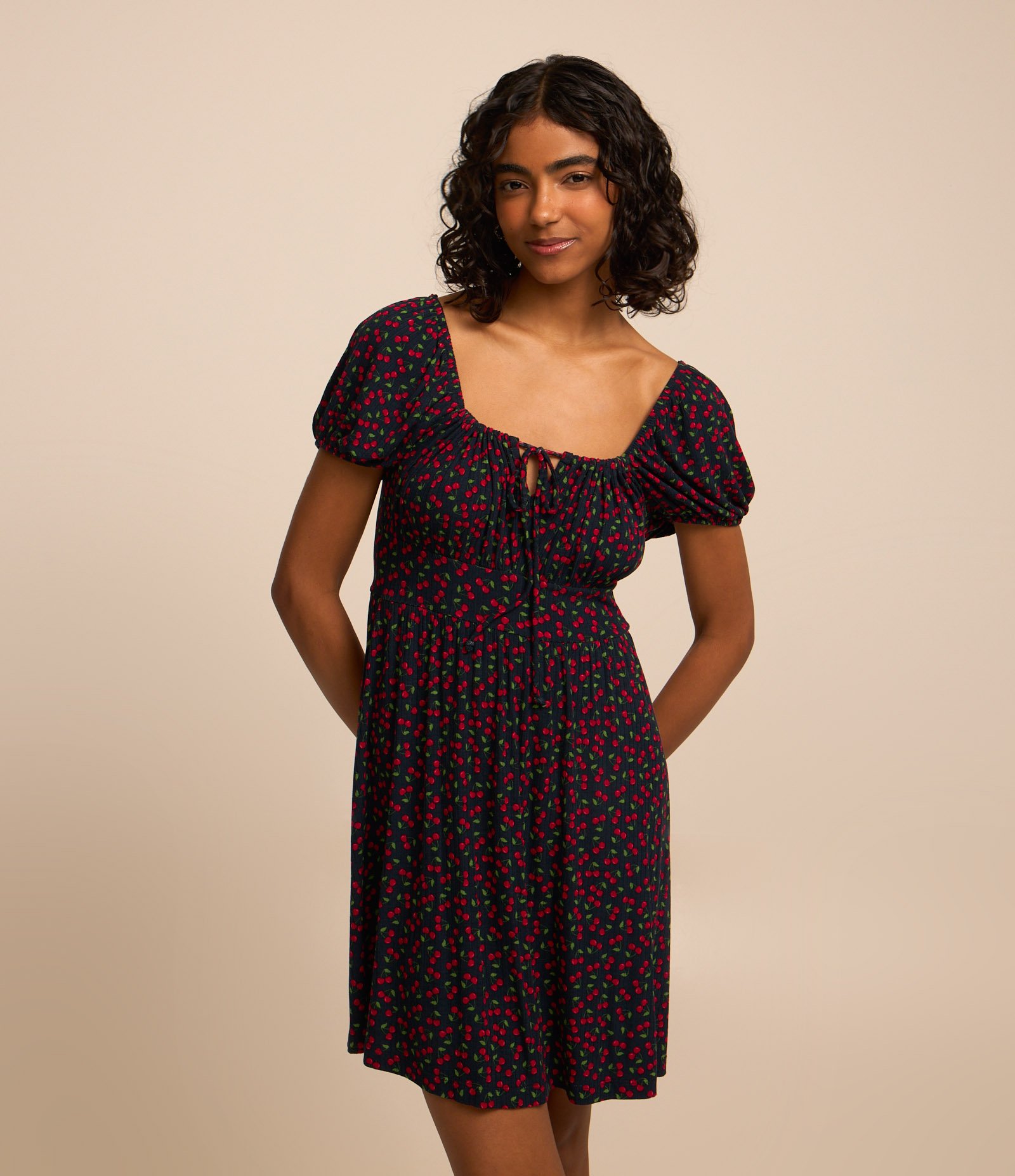 Vestido Curto em Ribana com Cerejas Estampadas Vermelho/Preto 1