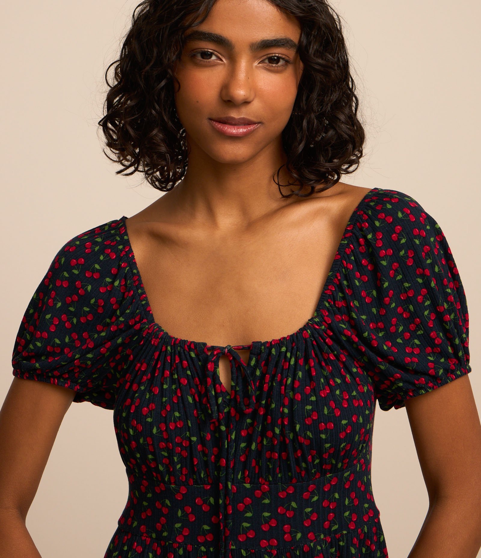 Vestido Curto em Ribana com Cerejas Estampadas Vermelho/Preto 2