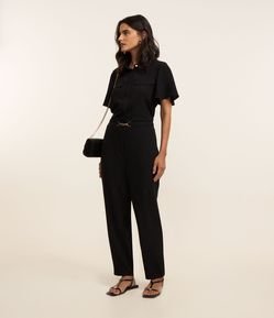 Calça Cenoura Cintura Alta com Cinto e Efeito Airflow