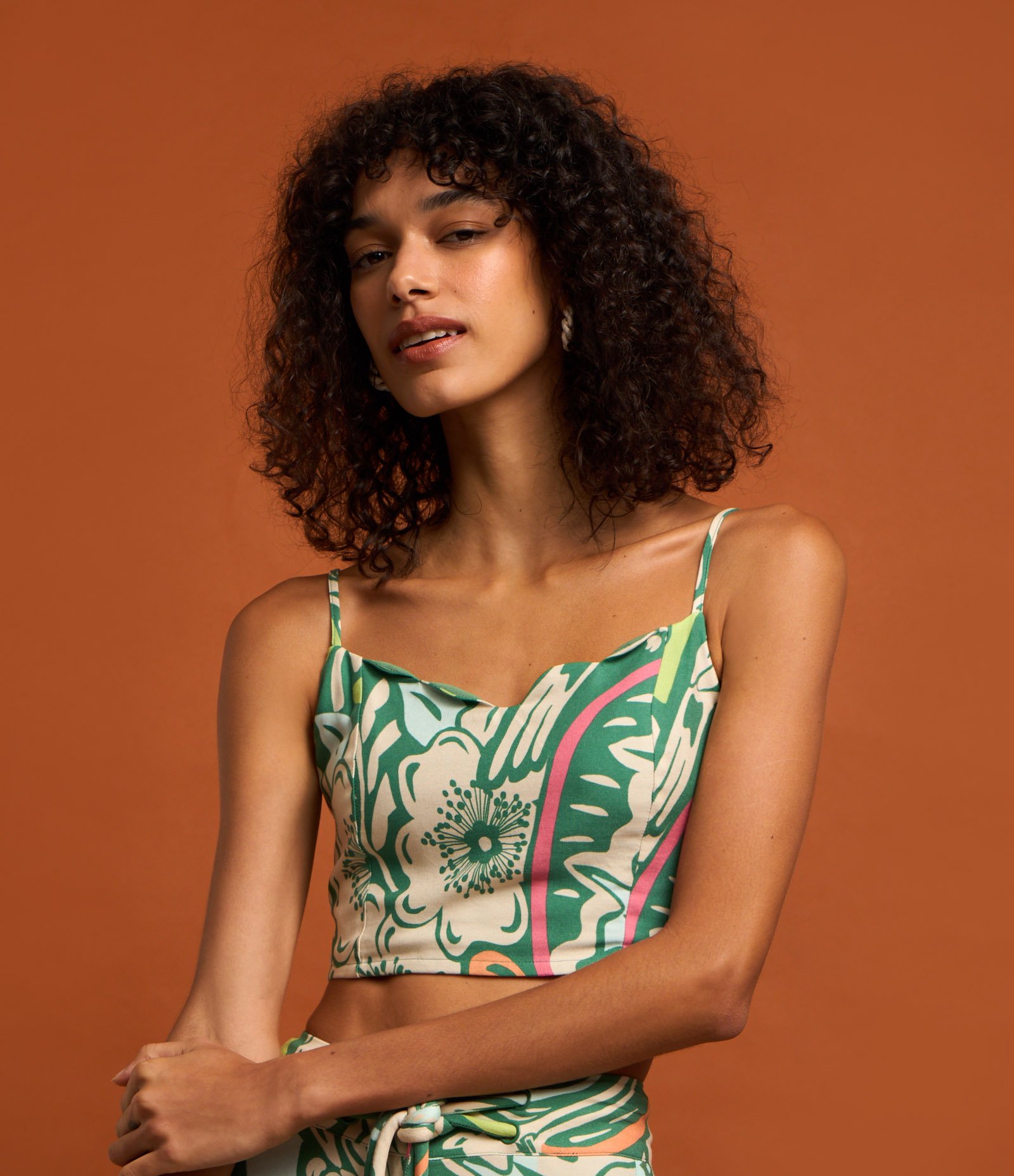 Blusa Cropped em Viscose com Estampa de Folhagem  e Lastex nas Costas Verde 3