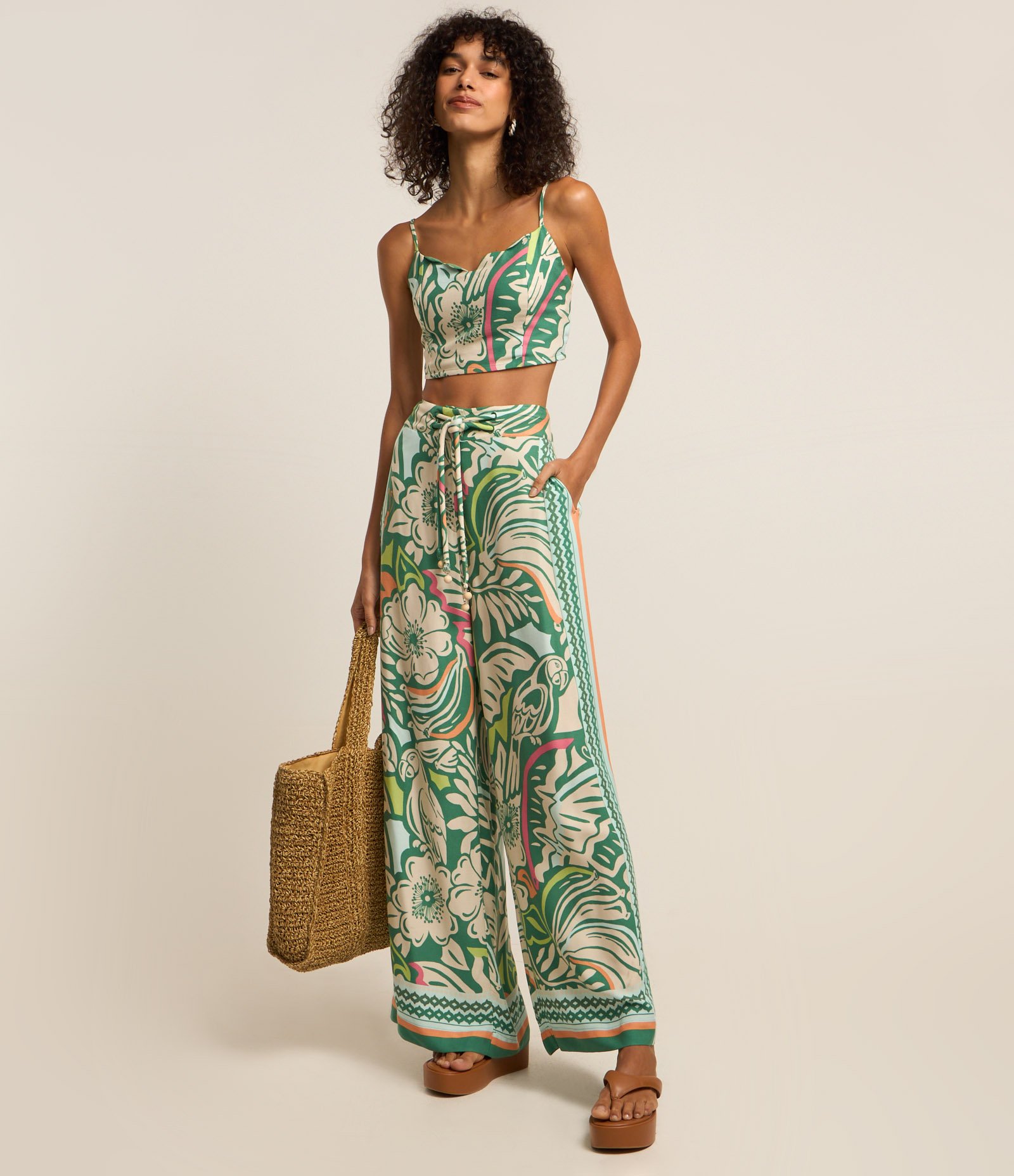 Blusa Cropped em Viscose com Estampa de Folhagem  e Lastex nas Costas Verde 2