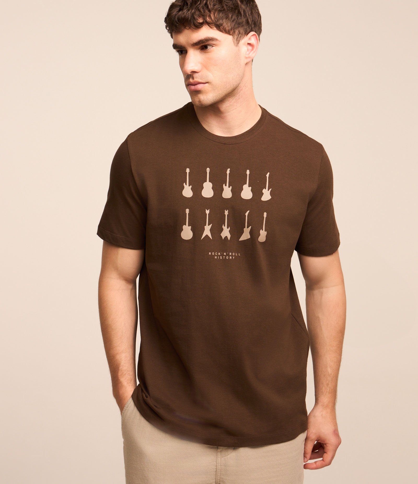 Camiseta em Algodão com Estampa de Guitarras Marrom 1