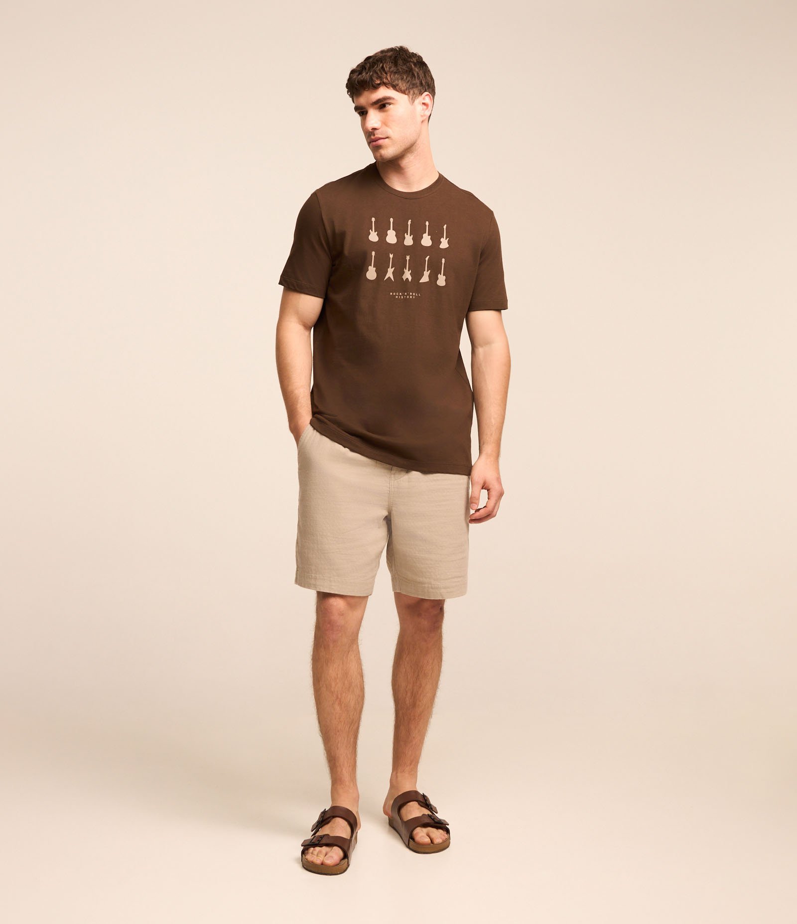 Camiseta em Algodão com Estampa de Guitarras Marrom 2