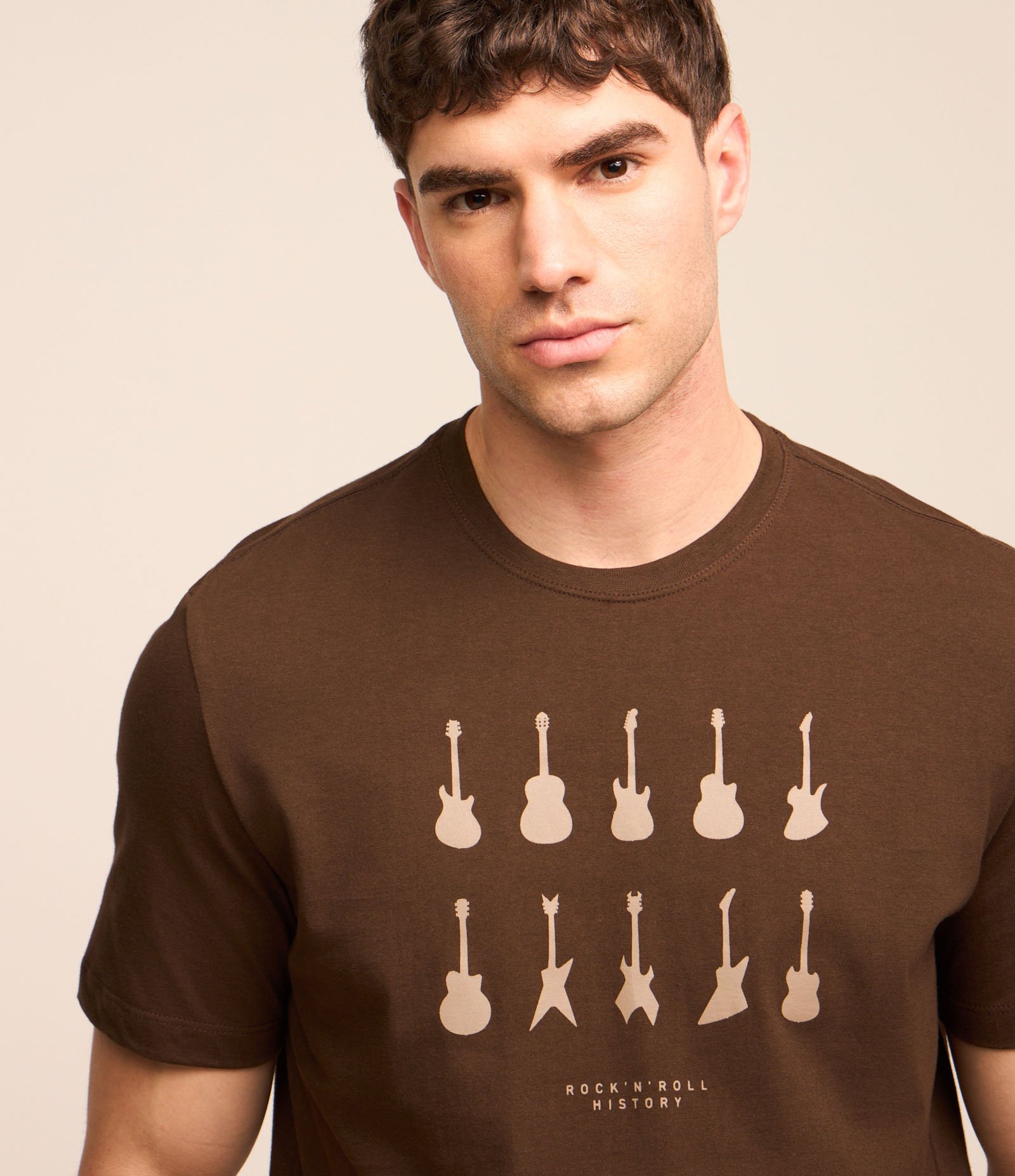 Camiseta em Algodão com Estampa de Guitarras Marrom 3